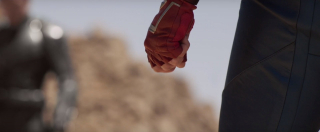 W lewym rogu zdjęcia widzimy najprawdopodobniej głównego przeciwnika Kapitan Marvel w filmie - zarówno kostium armii Kree, jak i kolor skóry mogą sugerować, że antagonistą jest postać, w której rolę wcielił się Jude Law