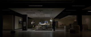 Powyższa scena najprawdopodobniej przedstawia autopsję na przedstawicielu zmiennokształtnej rasy Skrulli; nie możemy wykluczyć, że mamy tu do czynienia ze znanym z komiksów wspólnym przedsięwzięciem NASA i S.H.I.E.L.D., Projektem P.E.G.A.S.U.S. - w jego ramach badano wielu korzystających z energii herosów i złoczyńców, jak również opracowywano nowe, niezwykle zaawansowane technologie; choćby Hulka i Novę; w serii "Tajna Inwazja" placówki organizacji były jednym z głównych celów ataku Skrulli na Ziemię