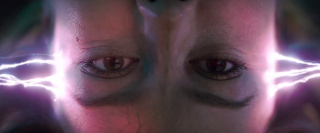 Cały materiał sugeruje, że Danvers początkowo będzie wierzyć w to, iż dalej należy do armii Kree; dopiero z czasem zacznie odkrywać swoją przeszłość, także tę ziemską; przypomnijmy, że w zaczętej w 2012 roku serii komiksowej nowa Kapitan Marvel również mierzyła się z ogromnymi bólami głowy, które z czasem doprowadziły do pełnej amnezji; za taki obrót spraw odpowiadał Yon-Rogg z rasy Kree, wielki rywal Mar-Vella; w sieci pojawiły się teorie, że Jude Law wcieli się na ekranie właśnie w rolę Yon-Rogga