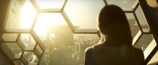 Oczami Danvers spoglądamy na piękno centralnej dla rasy Kree planety Hala; najprawdopodobniej mamy tu do czynienia z retrospekcją, choć według niektórych teorii równie dobrze mogą być to fałszywe wspomnienia, włożone do głowy bohaterki (to dlatego jedno z ujęć sugeruje, że ktoś robi jej pranie mózgu)