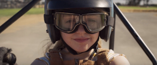 W zwiastunie widzimy kilka ujęć pokazujących dzieciństwo Danvers; powyższy kadr zaświadcza, że od najmłodszych lat chciała ona zostać pilotem