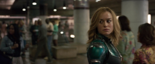 Materiał wyraźnie sugeruje, że Carol Danvers jest renegatem, co potwierdzają słowa Nicka Fury'ego: "Poznam renegata, kiedy go zobaczę"; wydaje się, że protagonistka trafi na Ziemię, popadając wcześniej w konflikt zarówno ze Skrullami, jak i drużyną Starforce, elitatną jednostką armii Kree; wojna obu ras jest znanym od lat 70. klasycznym elementem w komiksach - być może mając na uwadze jej przeniesienie się na Ziemię Danvers zacznie współpracować z S.H.I.E.L.D.