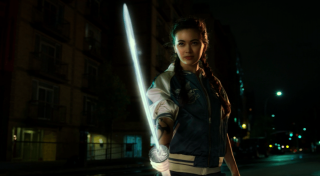 Nowym Iron Fistem zostaje tymczasem Colleen Wing; w zostawionym liście Danny wyjawia jej, że wśród jej przodków znajduje się Wu Ao-Shi, znana kobiecie jako Królowa Piratów z Zatoki Pinghai; w komiksach Wu Ao-Shi była pierwszą kobietą z tytułem Iron Fista; ona także zrezygnowała ze swoich obowiązków, wybierając związek z mężczyzną, którego pokochała