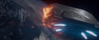 Powyższe zdjęcie przedstawia pierwsze spotkanie naszej cywilizacji z kosmitami; ziemski statek napotyka na orbicie pojazd rasy Kree lub Skrulli; zwróćmy uwagę, że kształtem przypomina on wykorzystany przez Phila Coulsona w 1. sezonie "Agentów T.A.R.C.Z.Y." samolot Bus; część komentatorów w sieci twierdzi, że w kosmicznym pojeździe znajduje się Ronan, co miałyby potwierdzać dalsze sekwencje