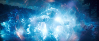 Ta scena ujawnia moment, w którym Danvers uzyskuje swoje moce; w komiksach doszło do tego po wybuchu urządzenia Kree, które połączyło jej strukturę genetyczną z DNA Mar-Vella; nie możemy jednak wykluczyć, że na zdobyciu przez bohaterkę nadludzkich zdolności zaważy Wymiar Kwantowy; już wcześniej ujawniono, że heroina w którymś momencie do niego trafi, a powyższy kadr budzi skojarzenia z tym, jak lokacja ta przedstawiana jest w filmach o Ant-Manie