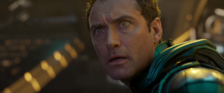 Materiał nie wyjawia nam żadnych nowych informacji na temat postaci, którą portretuje Jude Law; przypomnijmy, że choć większość fanów wychodzi z założenia, że zagra on mentora Carol, Mar-Vella, ostatecznie może on okazać się złoczyńcą Yon-Roggiem