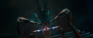 Powyższe ujęcie może być najważniejsze z punktu widzenia całej fabuły; to najprawdopodobniej tutaj dojdzie do wyprania mózgu Danvers, którego dokonają jej niedawni przyjaciele z rasy Kree, wkładając do jej głowy fałszywe wspomnienia; w komiksach z lat 80. podobny zabieg na Danvers przeprowadziła kosmiczna rasa Brood, co ostatecznie doprowadziło do wyzwolenia całego spektrum mocy i potencjału bohaterki