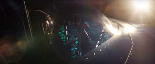 To, jak i poprzednie ujęcie powinniśmy traktować jako zapis większej całości; marząca o zostaniu pilotem Danvers najprawdopodobniej trafiła ostatecznie NASA i podróżowała w Kosmos - o tym, że mamy tu do czynienia z ziemskim statkiem, przekonuje nas użyta technologia