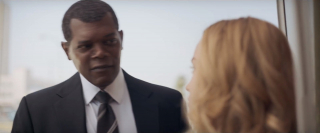 Pierwsze spotkanie Fury'ego i Danvers; dodajmy, że pierwszy z nich nie jest jeszcze szefem S.H.I.E.L.D., a ze słów Carol możemy wywnioskować, że cierpi ona na zaniki pamięci - to dlatego nie jest pewna, jak się tu znalazła