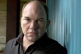 W scenie po napisach strażnikiem, który prowadzi Eddie'ego do Kasady'ego, jest postać odgrywana przez Wade'a Williamsa - w rolę strażnika więziennego wcielił się on już w serialu "Skazany na śmierć"