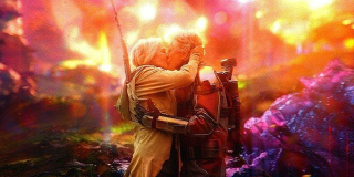 Niektórzy herosi mają na sobie tajemnicze hełmy bądź kaski - spekuluje się, że pomogą one w podróży przez Wymiar Kwantowy