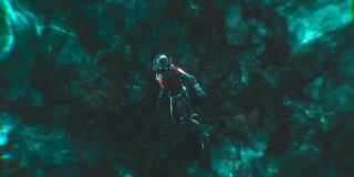 Bohaterowie mogą przywdziać stroje przypominające kosmiczne skafandry - podobny kostium miał na sobie podróżujący przez Wymiar Kwantowy Hank Pym