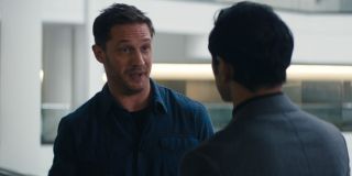 W filmie pojawia się nazwa gazety "Daily Globe" - w komiksach to największy konkurent kierowana przez J. Jonah Jamesona "Daily Bugle"; co ciekawe, gdy Eddie przegląda ogłoszenia o pracę, na jednym z nich pojawia się imię i nazwisko "Barney Bushkin" - w komiksach właśnie tak nazywał się redaktor naczelny "Daily Globe"