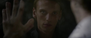 Młody Grindelwald - choć widzimy go zaledwie w ułamku sekundy w tafli zwierciadła Ain Eingarp, możemy wyraźnie dostrzec, że gra go ten sam aktor, który już pojawił się w serii Harry Potter. To Jamie Campbell Bower, który wystąpił w filmie Harry Potter i Insygnia Śmierci w scenach retrospekcji.