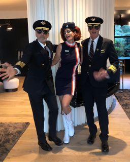 George Clooney i Cindy Crawford jako pilot i stewardessa w stylu retro