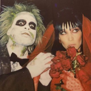 The Weeknd i Bella Hadid jako postacie z filmu "Sok z żuka"