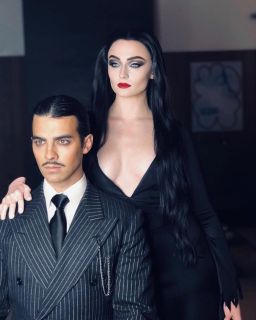 Sophie Turner i Joe Jonas jako Morticia i Gomez Addamsowie