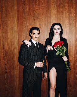 Sophie Turner i Joe Jonas jako Morticia i Gomez Addamsowie