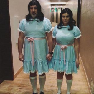 Joey Fatone i Izabel Araujo jako bliźniaczki z filmu "Lśnienie"