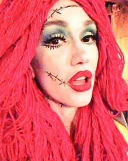 Gwen Stefani jako Sally z filmu "Miasteczko Halloween"