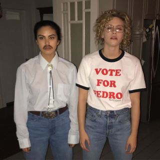 Camila Mendes i Lili Reinhart jako postacie z filmu "Napoleon Wybuchowiec"