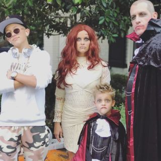 Reese Witherspoon z rodziną jako mumie i wampiry