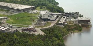 Siedziba Avengers w Nowym Jorku wydaje się totalnie zaniedbana - warto zwrócić też uwagę, że członkowie Mścicieli, którzy pozostali przy życiu, po raz pierwszy znajdują się tu razem od czasu wydarzeń ukazanych w "Wojnie bohaterów"