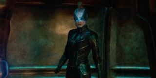 To ujęcie pokazuje nam, że hełm Carol działa na podobnej zasadzie jak ten Star-Lorda, przy czym włosy bohaterki układa w charakterystyczny dla tej postaci z komiksów irokez