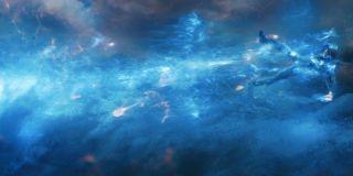 Fragment ukazanej wyżej sekwencji widzieliśmy już w pierwszym zwiastunie; widzimy tu zniszczenie pojazdu Kree w czasie tajemniczej eksplozji - nie można wykluczyć, że to w jej trakcie ciało Carol zostało napromieniowane; zwróćmy uwagę, że płomienie przypominają nam lokacje z filmu "Ant-Man i Osa" - prawdopodobnie więc eksplozja powstała w wyniku wykorzystania energii kwantowej