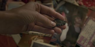 To ujęcie tłumaczy z kolei, dlaczego Carol jest na Hali znana jako "Vers" - chodzi po prostu o to, w którym miejscu ułamał się jej wojskowy nieśmiertelnik z imieniem i nazwiskiem; wygląda na to, że po powrocie na Ziemię bohaterka znajdzie jego drugą część