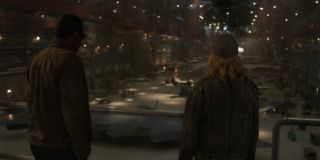 Na tym ujęciu widzimy Carol i Nicka wchodzących do pierwszej bazy S.H.I.E.L.D.; zwróćmy uwagę, że widać tu szkielet bombowca typu Stealth - w realnym świecie powstał on dopiero w 1997 roku, co raz jeszcze pokazuje, że S.H.I.E.L.D. zawsze jest krok do przodu jeśli chodzi o technologię