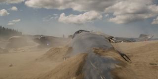 Welonem tajemnicy wciąż przykryta jest geneza Kapitan Marvel; na podstawie drugiego zwiastuna możemy wnioskować, że jej samolot (jeszcze w czasach służby w armii) rozbił się o Ziemię, a na pomoc ruszył jej tajemniczy przedstawiciel Kree (najprawdopodobniej postać, którą portretuje Jude Law)