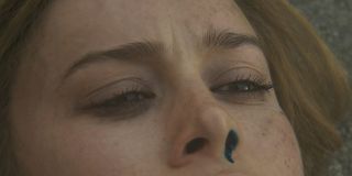 Niedługo po rozbiciu się samolotu widzimy zbliżenie na twarz Carol; jej niebieska krew może sugerować, że podobnie jak w ostatnich komiksach Marvela, ma ona korzenie Kree - być może jej matka grana przez Annette Bening także należy do tej kosmicznej rasy