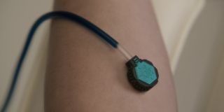 To ujęcie może sugerować, że Kree dokonują na Carol eksperymentów, przetaczając jej krew; Annette Bening mówi wtedy, że bohaterka może żyć "dłużej" - taki obrót spraw może tłumaczyć, dlaczego Danvers nie starzeje się na ekranie pomimo upływu lat