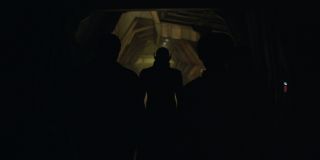 Ujęcie pokazujące nam dowódcę Skulli, Talosa; ważne są padające tu w kierunku Carol słowa: "Czy chcesz wiedzieć, kim naprawdę jesteś?"; mogą one sugerować, że to Talos wyjawi Danvers całą prawdę o manipulacjach Kree, zmuszając ją do ucieczki z Hali; warto przypomnieć, że w komiksach w trakcie wojny Kree i Skrulli żadna z ras nie była przedstawiana jako ta moralnie dobra - obie robiły wszystko, by wygrać