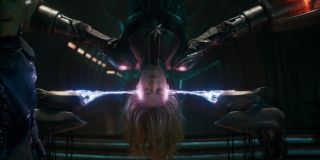 Bombardowanie Carol promieniami widzieliśmy już w poprzednim materiale; jeśli przyjrzymy się jednak bliżej temu ujęciu, zauważymy, że obok Danvers stoi Skrull; to rodzi kilka spekulacji - ewentualność współpracy Kree i Skrulli-renegatów (wątek znany z komiksów, mający na celu zakończyć wojnę między rasami) czy też infiltrowanie Kree przez swoich wrogów (być może więcej jeden ze Skrulli działa na własną rękę i to on doprowadził do wyprania mózgu bohaterki)