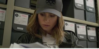 Ujęcie z czytającą gazetę Carol może być kluczowe dla jej przeszłości; nie można bowiem wykluczyć, że Danvers przegląda artykuł o sobie samej; przypuszczenie jest takie: rząd USA wykrywa UFO, a w celu zbadania go wysyła Carol Danvers; ta w swoim myśliwcu wchodzi między pojazdy Kree i Skrulli, które walczą między sobą na ziemskim niebie