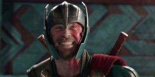 Chris Hemsworth - zostaje