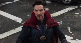 Akcja Doktora Strange'a rozgrywa się w latach 2016-2017, Wojny bez granic zaś w 2017 roku; nie tłumaczy to, jak w tak krótkim czasie Najwyższy Mag opanował potęgę Kamienia Czasu