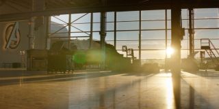 Po raz pierwszy od finałowej sekwencji filmu "Czas Ultrona" mamy okazję zobaczyć hangar siedziby Avengers; internauci zwracają uwagę, że wschodzące nad nim Słońce może być symbolem nadziei