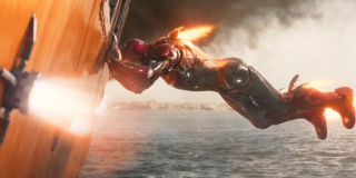 Zdalne sterowanie - zbroja lub wiele jej wersji może działać jako swoisty dron; taki obrót spraw widzieliśmy już w filmach "Iron Man 3" i "Spider-Man: Homecoming"