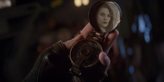 Co mogłoby sugerować również to ujęcie, w którym Rogers patrzy na zdjęcie Peggy Carter - pojawiły się nawet teorie, że Cap nie zdoła już wrócić z podróży w czasie