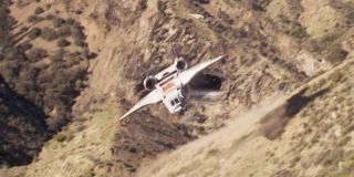 Carol w tym ujęciu prowadzi należący do S.H.I.E.L.D. Quinjet - już na tym etapie musi więc przypominać sobie dawne życie i służbę na myśliwcach; nie możemy wykluczyć, że Carol i Nick lecą Quinjetem na spotkanie krążownika Kree, który - jak już wiemy z pierwszego materiału - znajduje się na ziemskiej orbicie