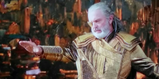 Sam Neill jako aktor wcielający się w teatrze ulicznym w rolę Odyna w "Thor: Ragnarok"