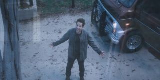 Na koniec coś naprawdę zagadkowego - zwróćcie uwagę na tajemniczy napis w materiale z Langiem; to najprawdopodobniej "Start 1983 Archive" (lub: Strat /983 Archive) - mogłoby to sugerować, że nagranie pochodzi z przeszłości; z drugiej jednak strony siedziba Avengers jeszcze wtedy nie istaniała, a w tym miejscu znajdowały się hale Howarda Starka