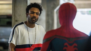 Gdy Miles wchodzi do mieszkania wujka Aarona, ten ogląda serial "Community" - to w tej produkcji pojawił się Donald Glover, który w "Homecoming" sportretował właśnie Aarona Davisa, a samemu Moralesowi podkładał już głos w serialu animowanym "Mega Spider-Man" (konkretnie w odcinkach wchodzących w skład wydarzenia "Spider-Verse")