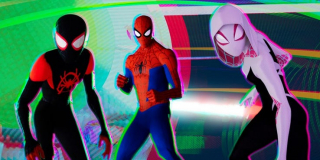 Gdy na ekranie Pajączki z różnych światów opowiadają pokrótce swoją historię, widzimy także komiksy, na których pojawiają się nazwiska prawdziwych twórców danego bohatera