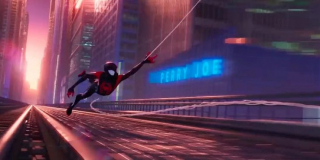 W świecie Moralesa widzimy ogromne centrum handlowe Perry Joe - Perry Joe to w rzeczywistości gitarzysta Aerosmith, prywatnie będący maniakiem postaci Pajączka; skomponował on już motyw gitarowy do animacji z 1990 roku, w której to Peter Parker zauważa, że po założeniu specjalnego, kosmicznego kostiumu, będzie wyglądał "jak ten gość z Aerosmith"