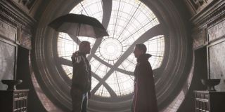 Doktor Strange rozmawia z Thorem o tym, gdzie jest Odyn - przed uporządkowaniem chronologii akcje filmów Doktor Strange i Thor: Ragnarok dzielił rok, co pojawienie się Najwyższego Maga w drugiej z produkcji czyniło nieco zagadkowym; według najnowszych informacji, akcja obrazów rozgrywa się jednak w tym samym roku