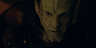 Po raz pierwszy tak dokładnie możemy przyjrzeć się Talosowi (Ben Mendelsohn) jako Skrullowi; wiemy już, że jest on przełożonym Fury'ego - zwiastun sugeruje również, że poprowadzi on oddział S.H.I.E.L.D., który będzie miał za zadanie pojmać Nicka i Carol